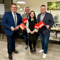 Die Kandidaten Ingo Schlötzer, Esra Özekimci und Thomas Schwarz zusammen mit MdL Holger Grießhammer (von rechts)