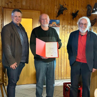 Frederic Foltz mit OV-Vorsitzenden Ingo Schlötzer (links) und Ehrenvorsitzenden Rudolf Röll (rechts)